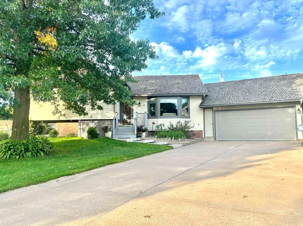 5 Centennial Ln, Kearney, NE 68845