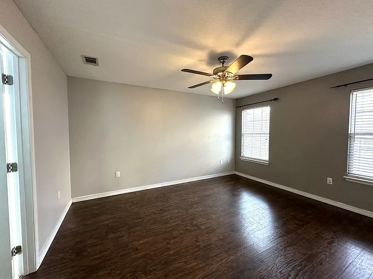 417 Eisenhower Dr — Photo 11