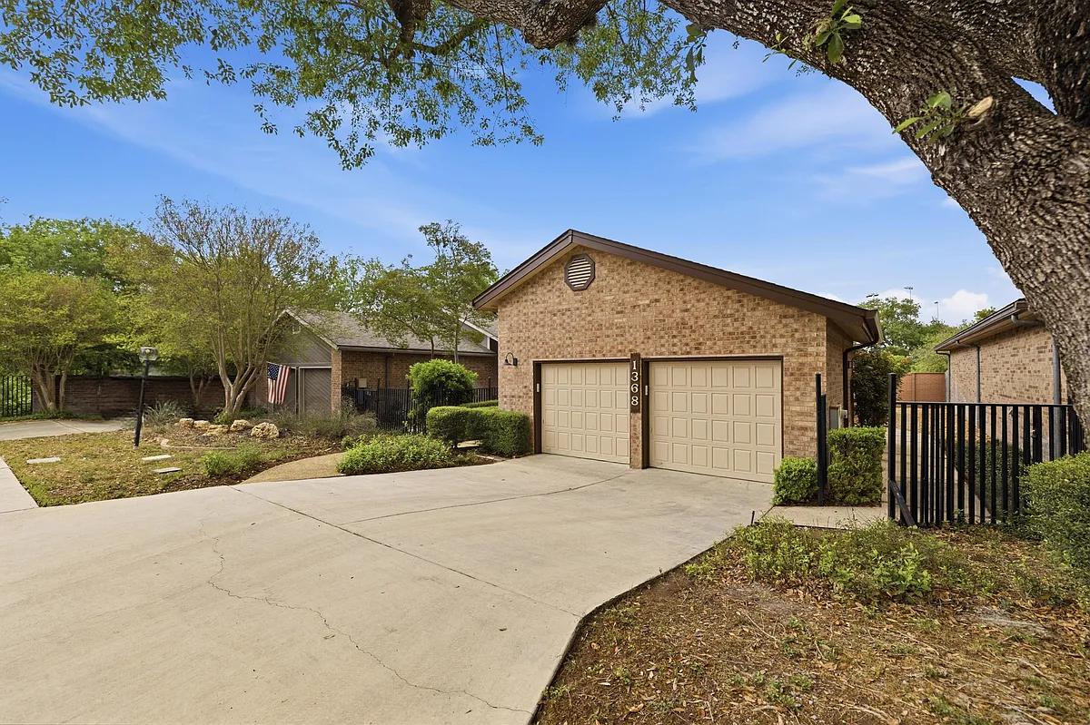 Building Photo - 1368 Patio Dr
