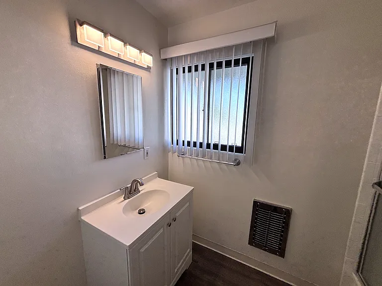 305 California Blvd — Photo 25