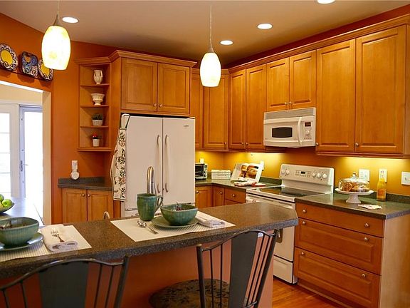 5th image of 10 Sablewood Cir