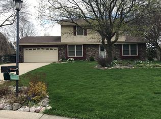 W221N2766 Hickorywood Ct, Waukesha, WI 53186