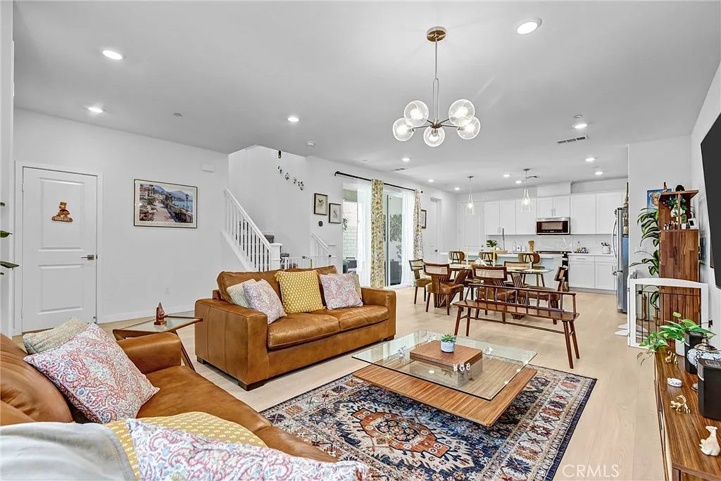3 bed, 2.5 bath, 2074 sqft, $4,600 — Photo 1