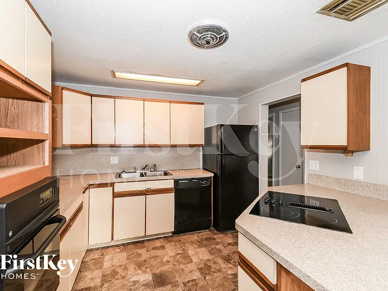 878 Westgate Dr — Photo 5