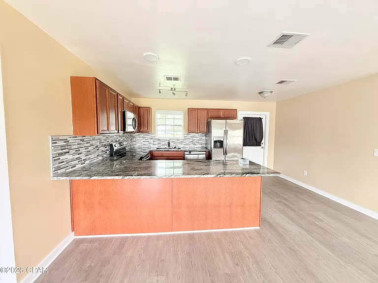 175 N Berthe Ave — Photo 4