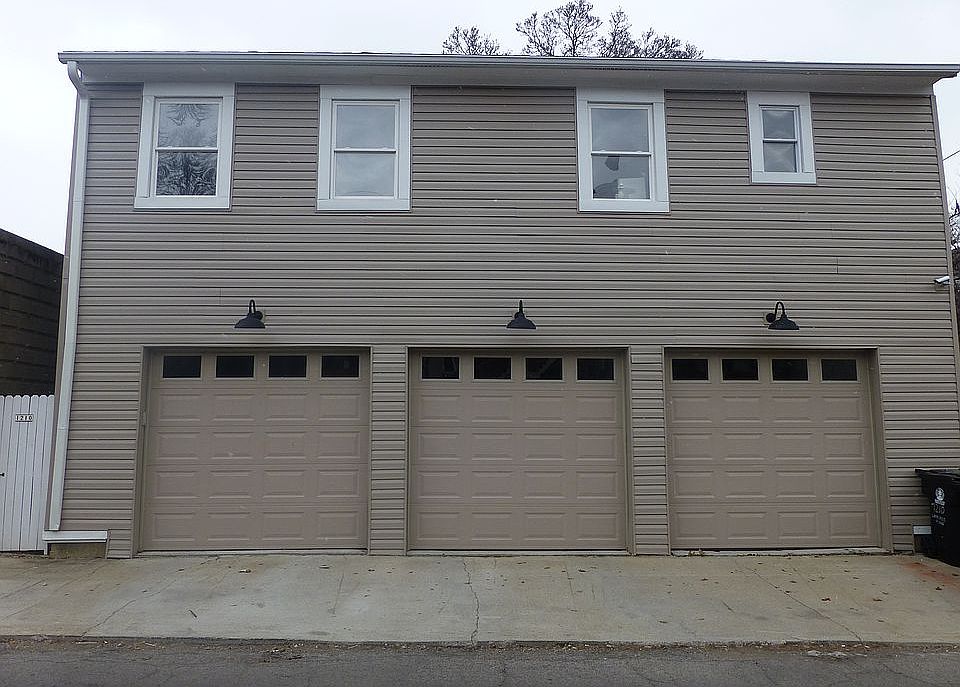 Carriage House / Garage
