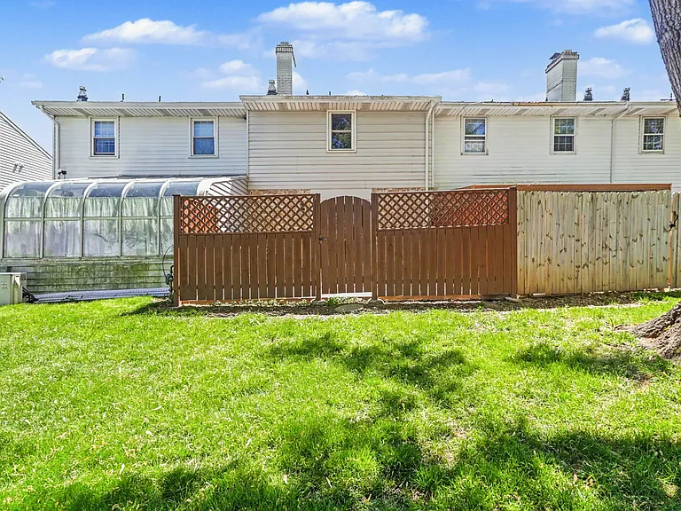 933 E Maple St — Photo 25