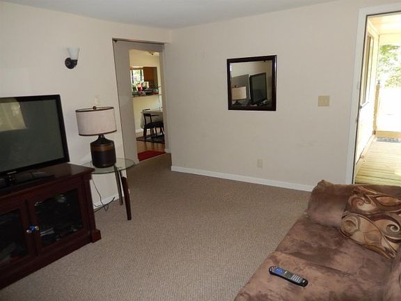 4th image of 406 Elder St