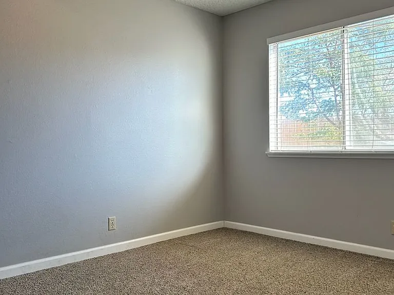 933 W Atkins Ave — Photo 7