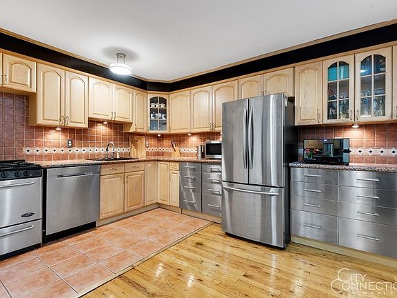 3rd image of 32 W 40th St APT 2G