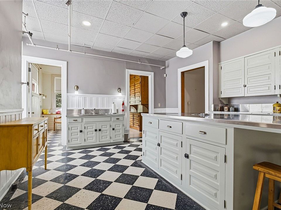 16th image of 1435 Market Ave N