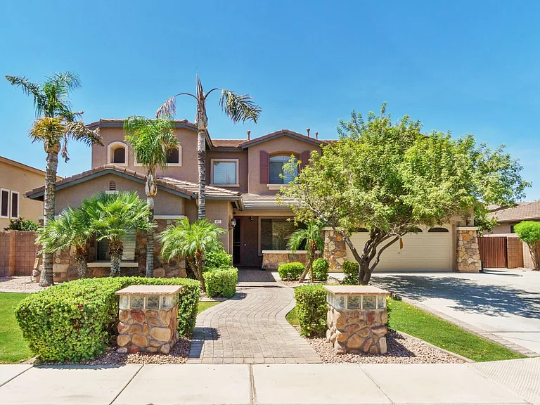 607 E Benrich Dr — Photo 1
