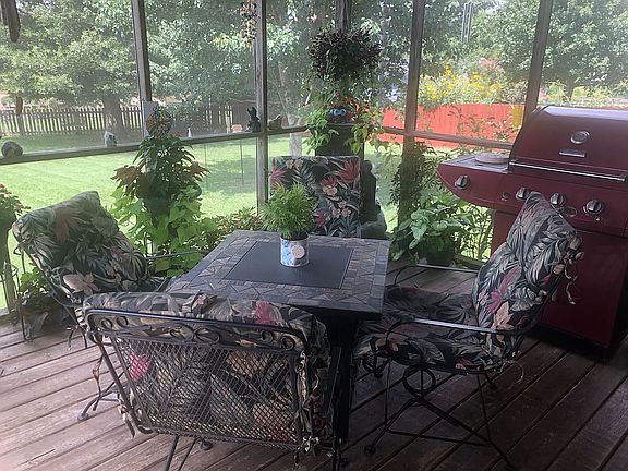 3rd image of 309 Woodsboro Ln