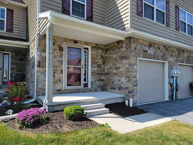 402 Mount Olive Ln — Photo 3