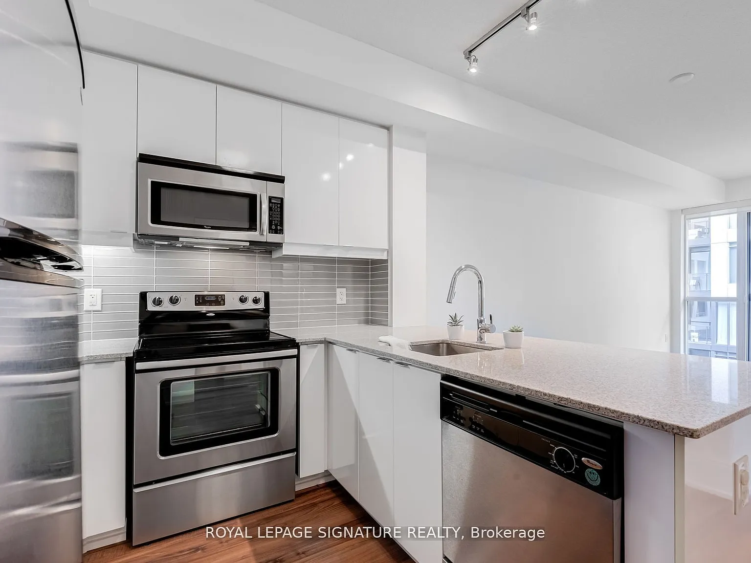 560 Front St W — Photo 4