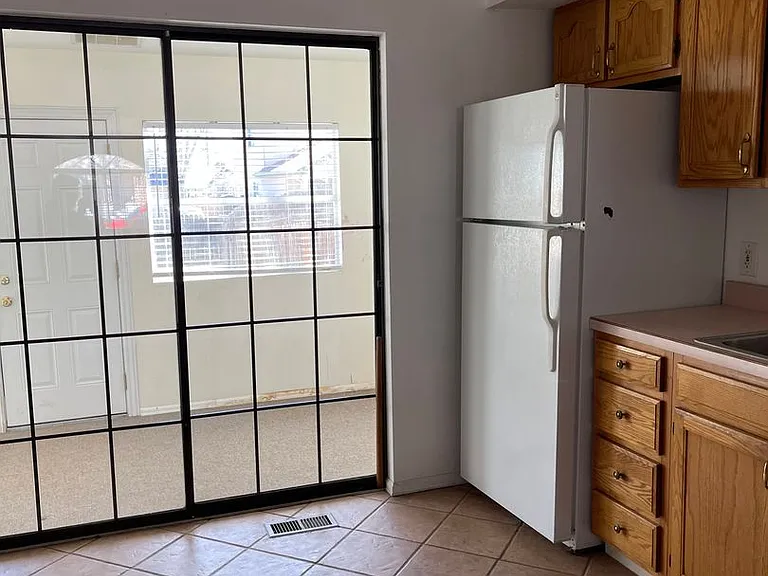 1118 Macon Ave — Photo 9
