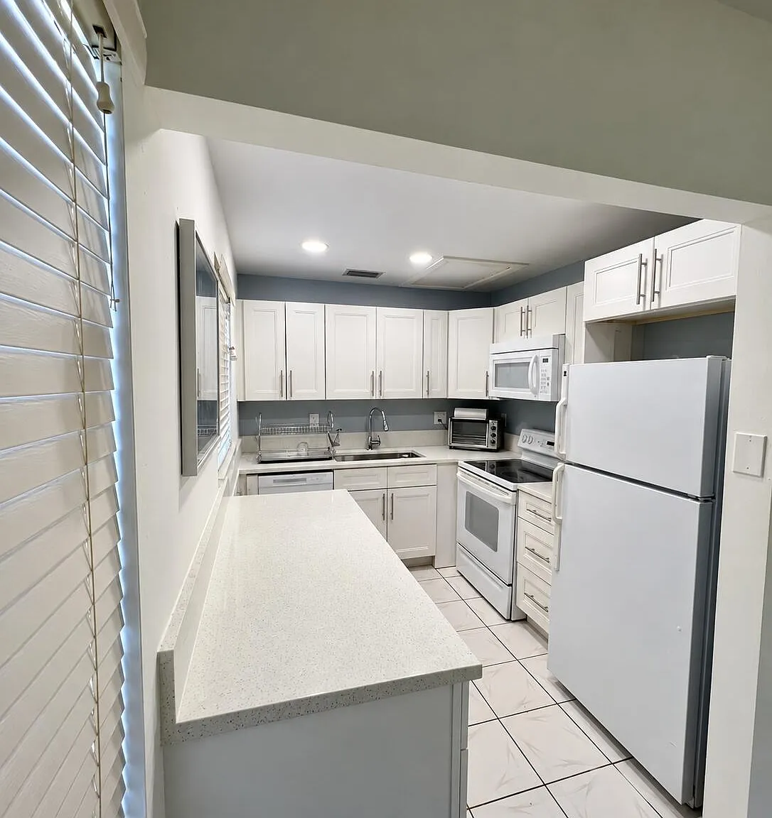 2 bed, 1.5 bath, 840 sqft, $1,750 — Photo 2