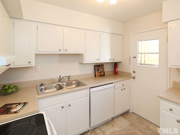 5th image of 220 Elizabeth St APT A10