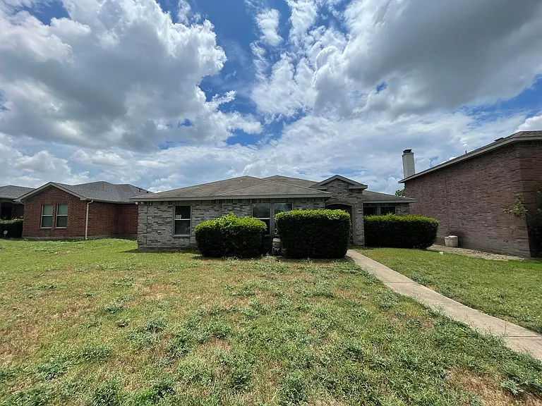 1420 Bumble Bee Dr — Photo 1
