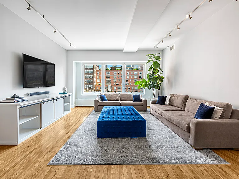 121 W 19th St #8G — Photo 1