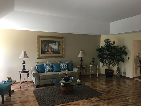 3rd image of 725 Yorkshire Ln