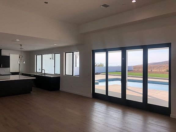 4th image of 645 Skyline Ave