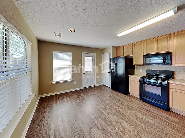 3030 Legends York Dr — Photo 4
