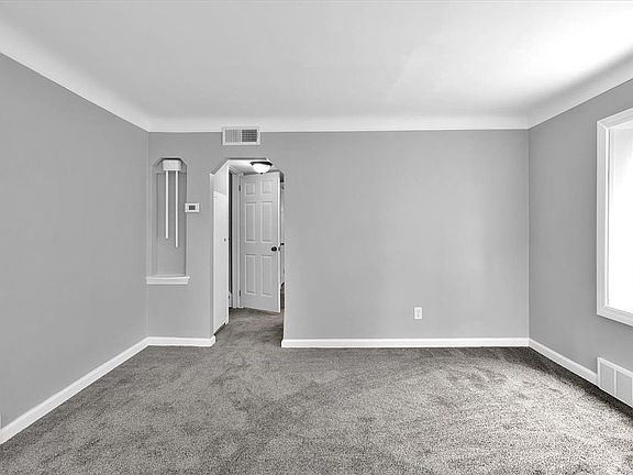 5th image of 24350 Cloverlawn St