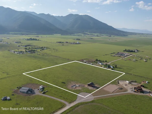 989 Stockman Rd, Etna, WY 83118