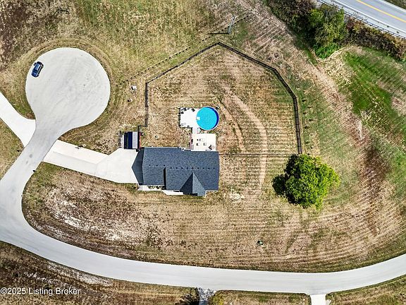 2nd image of 8 Overlook Ct