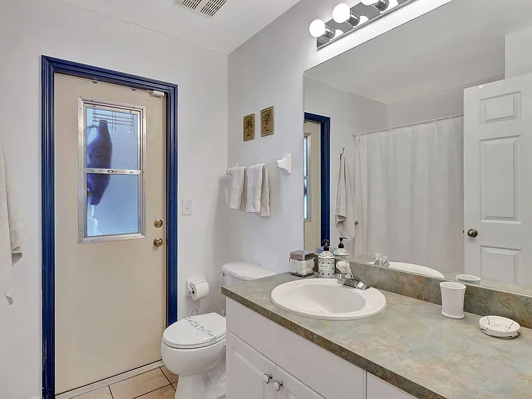 1203 SW 31st Ter — Photo 16