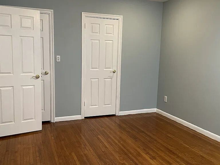 Bed Room with a ceiling fan