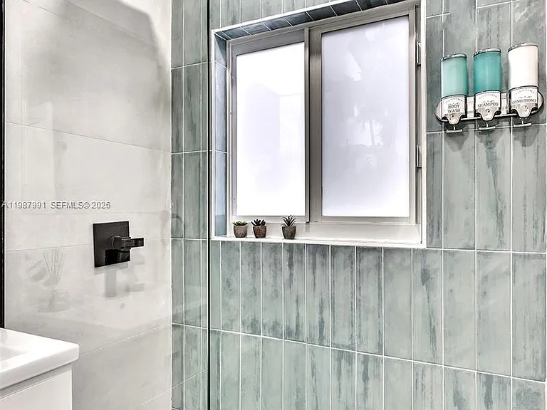 703 NE 7th St #5 — Photo 36