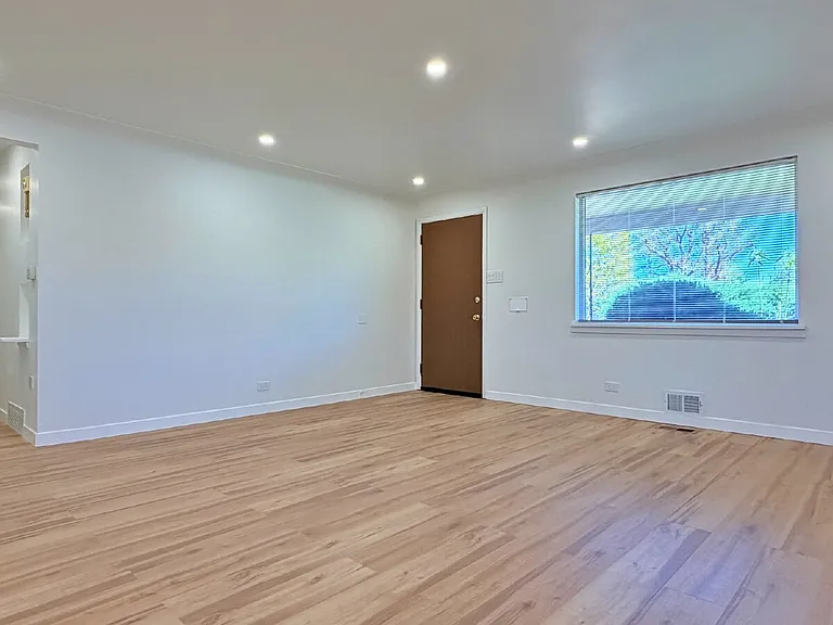 3045 N Niagara St — Photo 4
