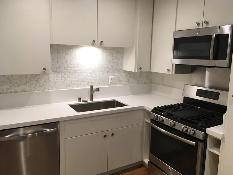 2275 Silver Ridge Ave — Photo 6