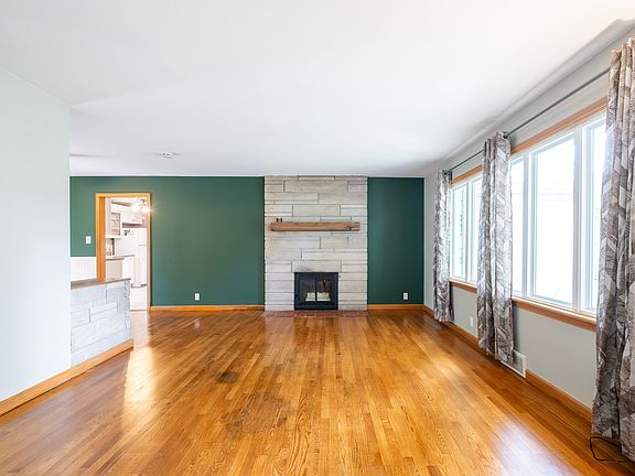 4th image of 671 East Dr