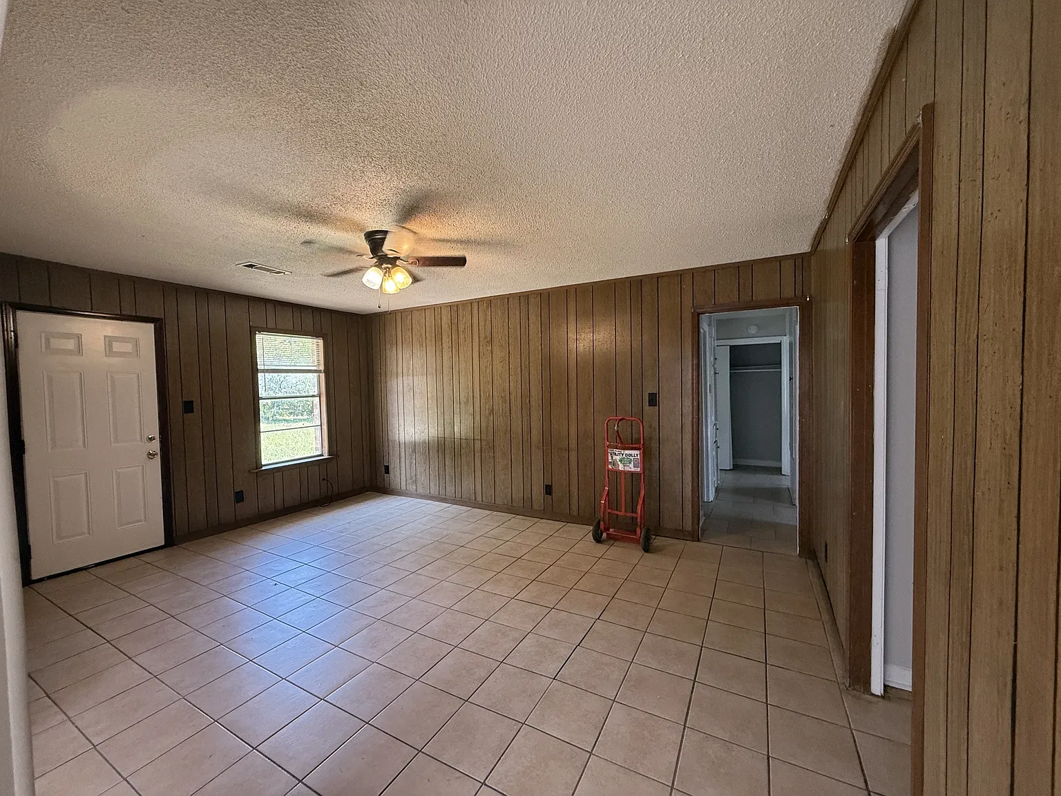 3 bed, 2.0 bath, 1161 sqft, $1,100 — Photo 4