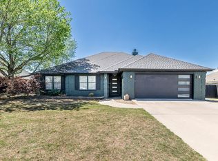 100 Apple Blossom, Bentonville, AR 72712