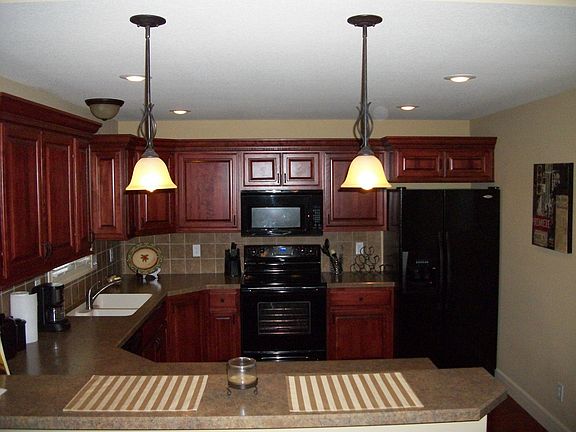Kitchen w/eating bar