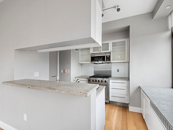 3rd image of 1 Morton Sq APT 10BE