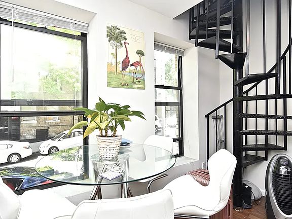 3rd image of 6 St Nicholas Ter APT 1C
