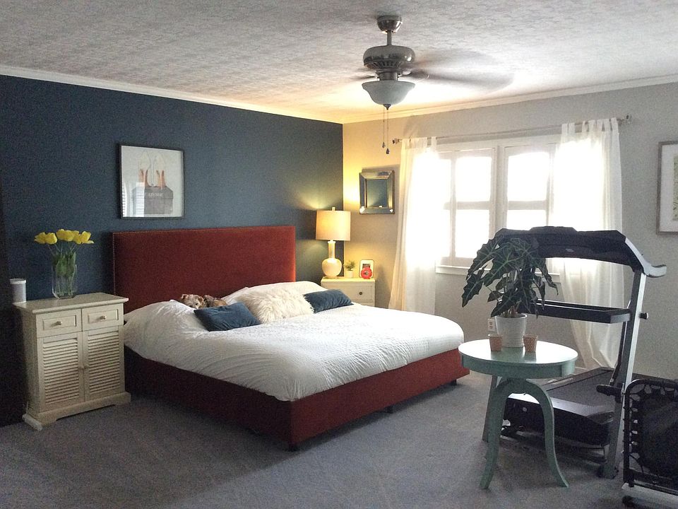 Large master bedroom, king size bed/ brand new mattress on second floor. With master bathroom and a large walking closet. Balcony with view of the lake. Chair lounge and flat screen smart TV