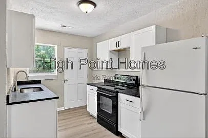 2 bed, 1.0 bath, $900 — Photo 1