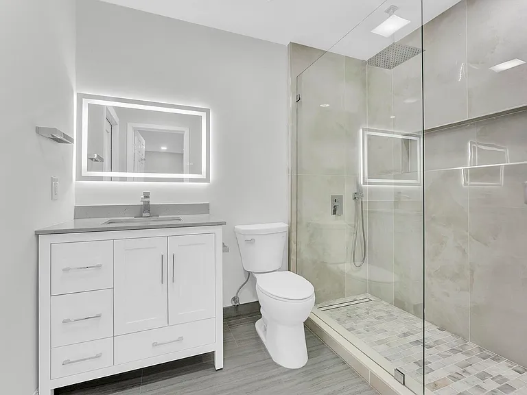 5921 NE 15th Ave — Photo 19