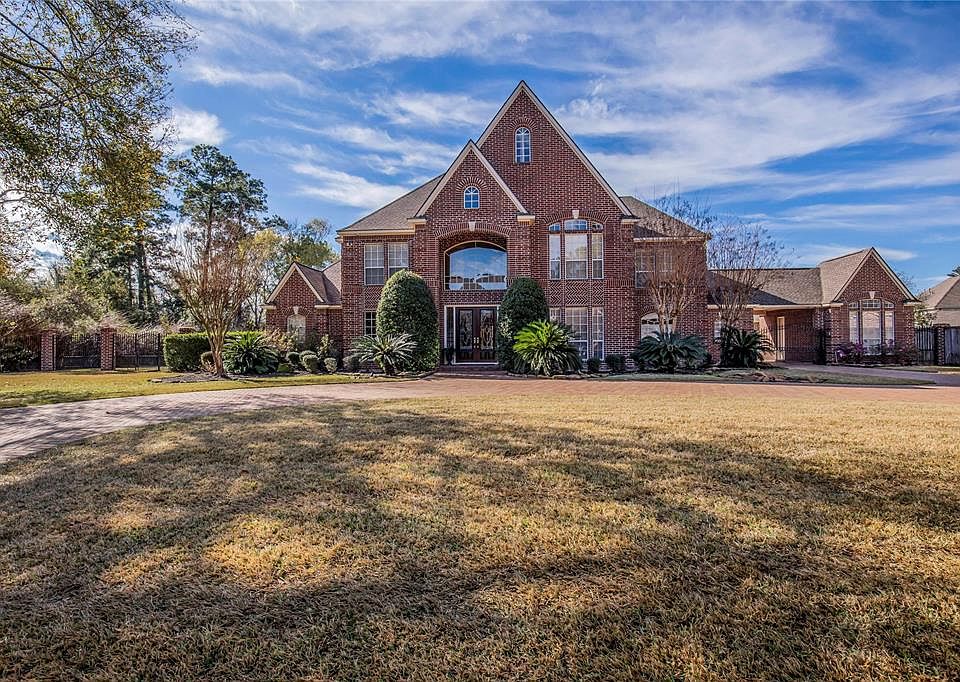 A classic residence designed & built by Bob Cabaniss. Home sits perfectly positioned on the cul-de-sac street of Spring Creek Oaks Circle. Coordinating brick pillars house the iron fencing that separates the front & back lawns, as well as the automat