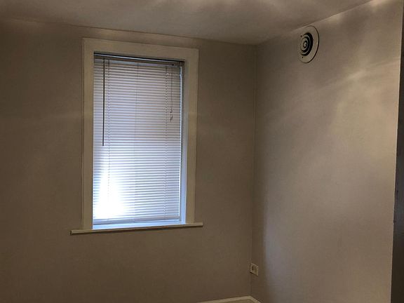 4th image of 2338 N Avers Ave #G