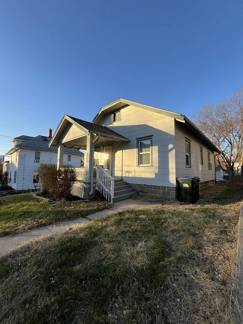 4-Bedroom Near UI Campus & Downtown | Front Porch & Parking — Photo 1