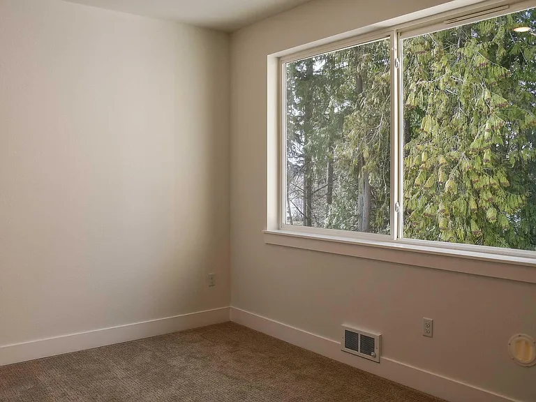 Lakeview Apartments — Photo 33