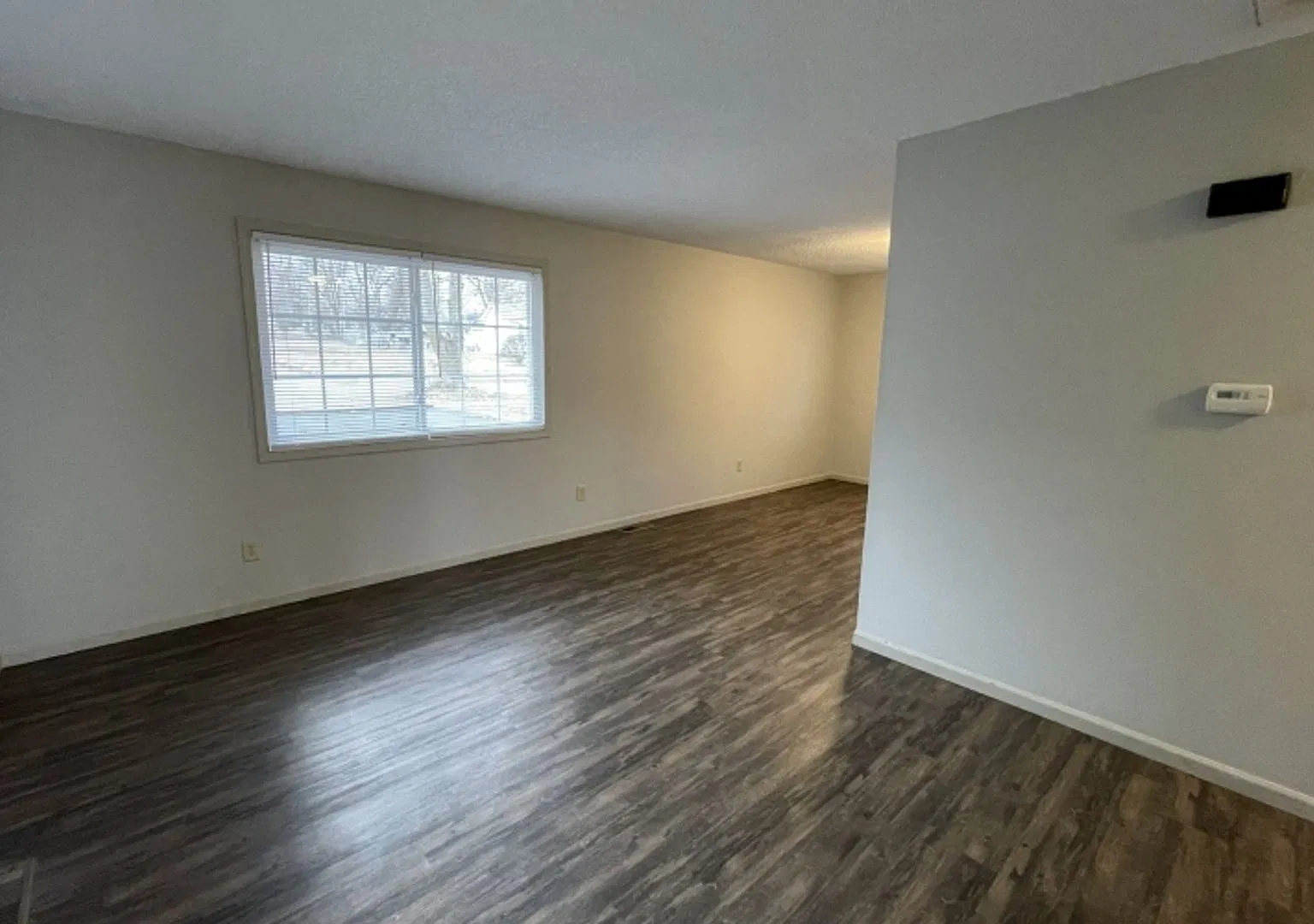 Large 2 bedroom 1 bathroom duplex — Photo 2