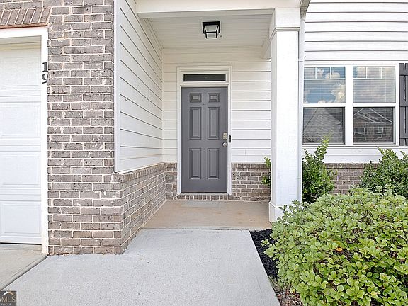 4th image of 19 White Spruce Way